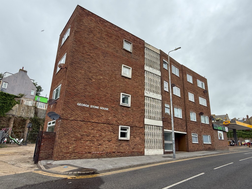 Lot: 148 - WELL PRESENTED GROUND FLOOR FLAT - Purpose built block of flats